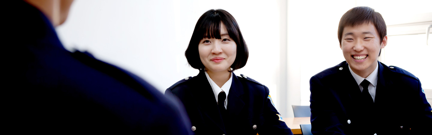 경찰 제복을 입은 학생들이 대화를 나누는 모습 사진