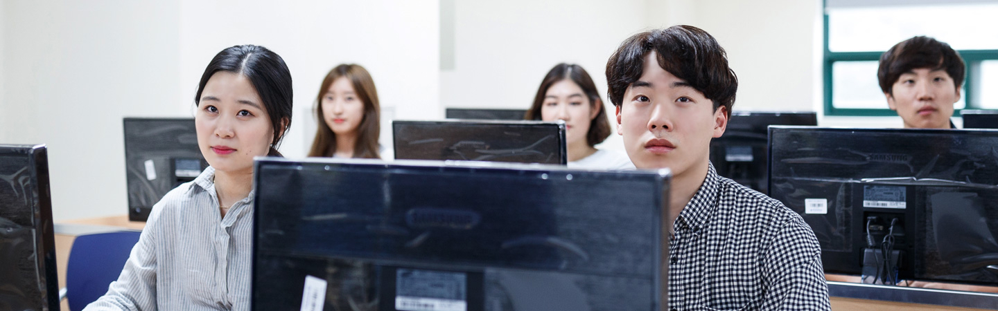 다섯명의 학생이 컴퓨터 앞에 앉아 수업을 듣는 사진
