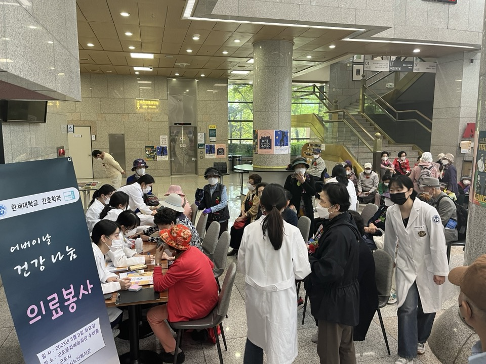 [간호학과] 어버이날 건강나눔 교외 의료봉사(장소 : 군포문화예술회관) 실시 첨부 이미지